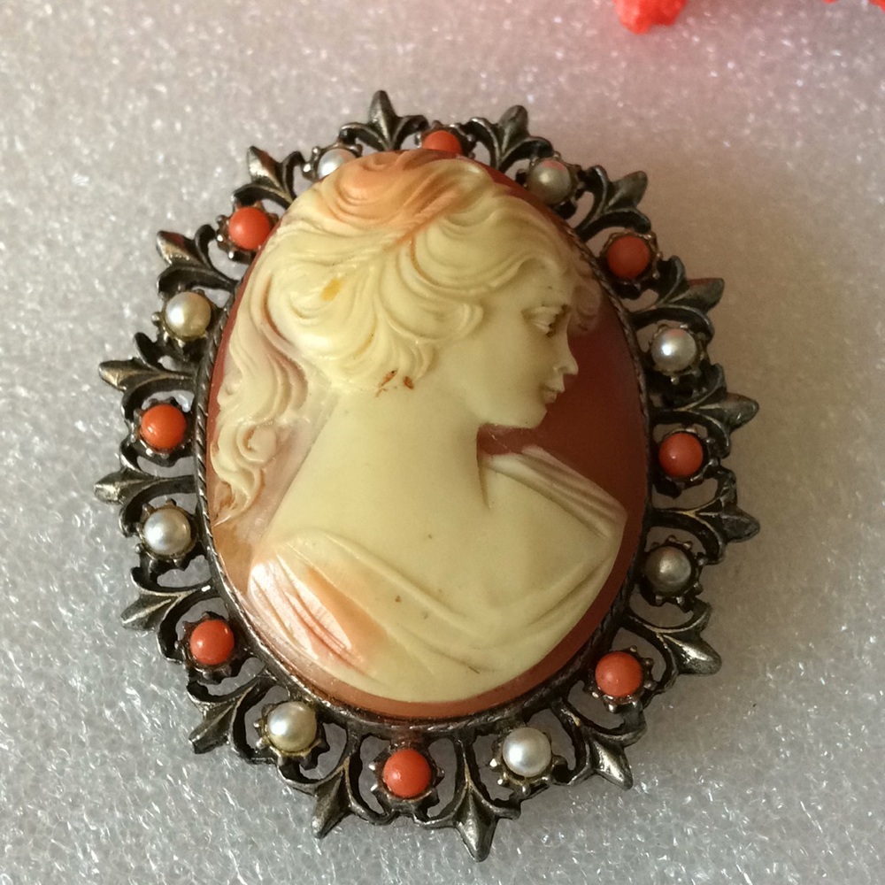Vintage engraved cameo shel brooch - Picture 3 of 5